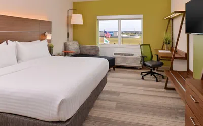 Photo 4 - Holiday Inn Express & Suites St. Petersburg - Madeira Beach by IHG