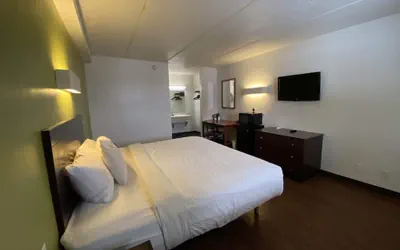 Photo 3 - SkyLight Inn Cleveland - Willoughby