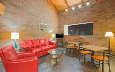 Photo 2 - SkyLight Inn Cleveland - Willoughby