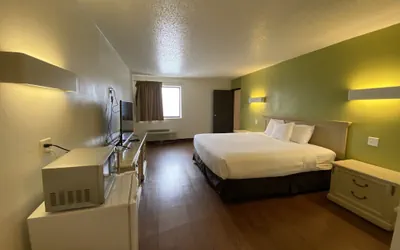 Photo 5 - SkyLight Inn Cleveland - Willoughby