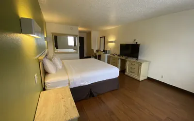 Photo 4 - SkyLight Inn Cleveland - Willoughby