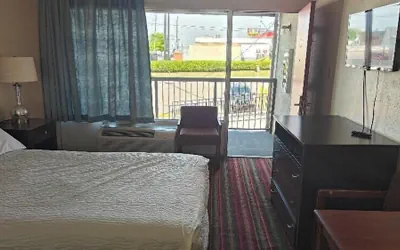 Photo 5 - Travelodge by Wyndham Richmond Kentucky