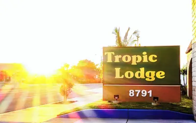 Photo 3 - Tropic Lodge