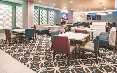 Photo 2 - La Quinta Inn & Suites by Wyndham Dallas Plano - The Colony
