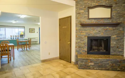 Photo 4 - Sunnyside Inn & Suites