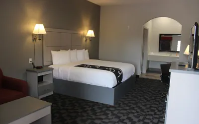 Photo 4 - Paris Inn & Suites