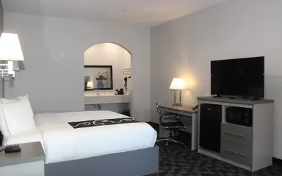 Photo 5 - Paris Inn & Suites