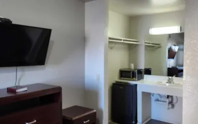 Photo 5 - Economy Inn Victorville