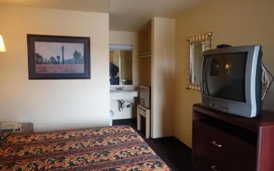 Photo 2 - Economy Inn Victorville