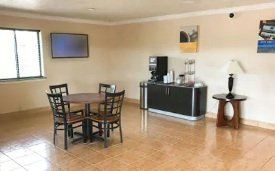 Photo 2 - Motel 6 Alvin, TX