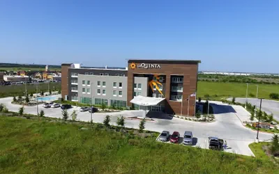 Photo 2 - La Quinta Inn & Suites by Wyndham San Marcos Outlet Mall