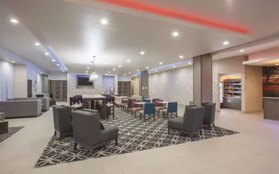 Photo 3 - La Quinta Inn & Suites by Wyndham San Marcos Outlet Mall