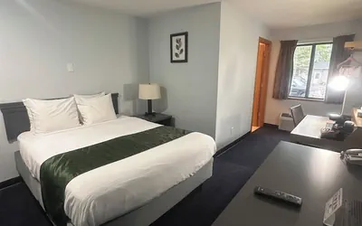 Photo 5 - Pictured Rocks Inn & Suites