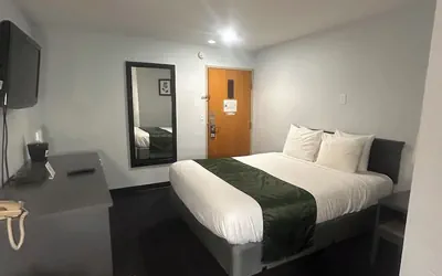 Photo 4 - Pictured Rocks Inn & Suites