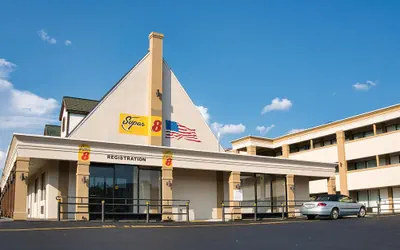 Photo 2 - Super 8 by Wyndham Alexandria/Washington D.C. Area