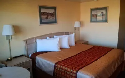 Photo 4 - White Sands Motel