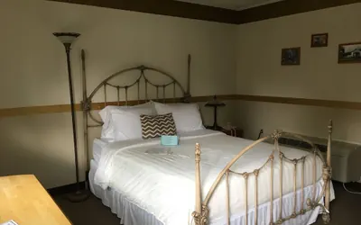 Photo 4 - Sugarcreek Village Inn