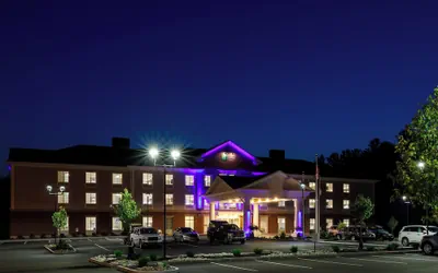 Holiday Inn Express & Suites Sturbridge by IHG