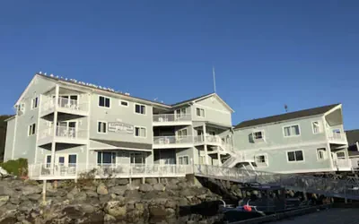 Photo 2 - Longliner Lodge and Suites