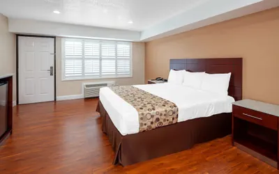 Photo 5 - Travelodge by Wyndham Harbor City