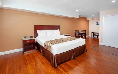 Photo 4 - Travelodge by Wyndham Harbor City