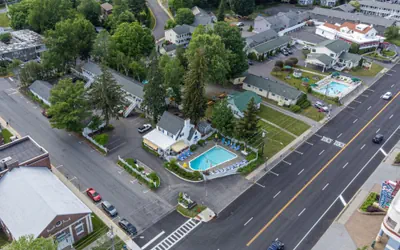 Photo 2 - Admiral Motel