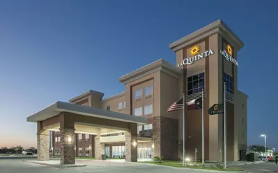 Photo 2 - La Quinta Inn & Suites by Wyndham Kingsville