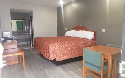 Photo 5 - Royal Inn & Suite