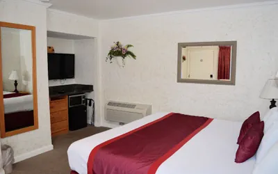 Photo 5 - Travelers Inn