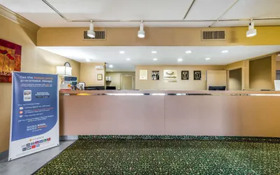 Photo 3 - Econo Lodge Corinth