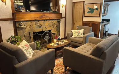 Photo 5 - Arrowhead Lake Inn