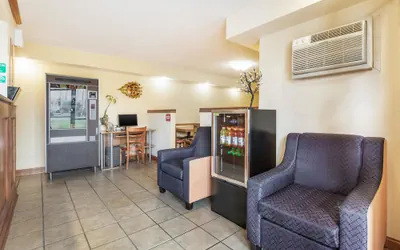 Photo 5 - Econo Lodge Cloverdale