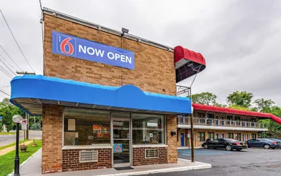 Photo 2 - Motel 6 Elmsford, NY - White Plains