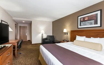 Photo 4 - Days Inn & Suites by Wyndham Fort Pierce I-95