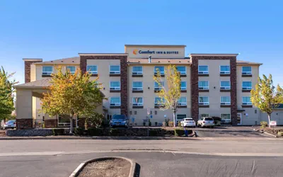 Photo 2 - Comfort Inn & Suites Salem Northeast
