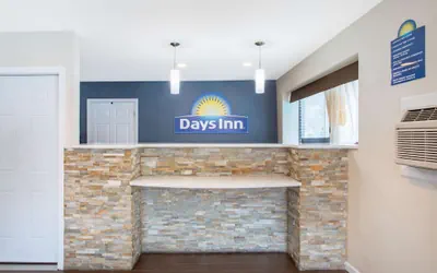 Photo 2 - Days Inn by Wyndham Elmsford / White Plains