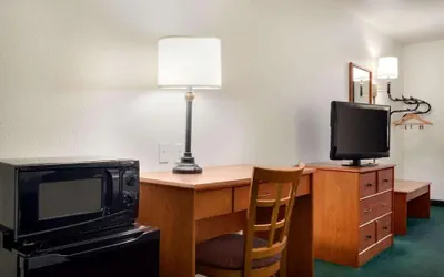 Photo 5 - Travelodge by Wyndham Clinton Valley West Court
