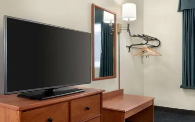 Photo 4 - Travelodge by Wyndham Clinton Valley West Court