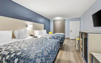 Photo 2 - Econo Lodge Inn & Suites Cayce I-26 Airport