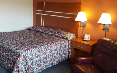 Photo 5 - Travelers Lodge Motel Marshall