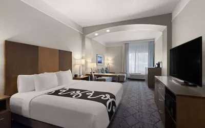 Photo 5 - La Quinta Inn and Suites by Wyndham at WaTiki Waterpark