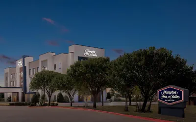 Photo 2 - Hampton Inn & Suites Waxahachie