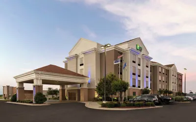 Holiday Inn Express & Suites Shawnee by IHG