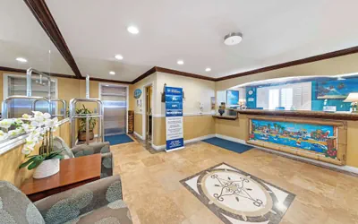 Photo 3 - Best Western Harbour Inn & Suites Huntington - Sunset Beach