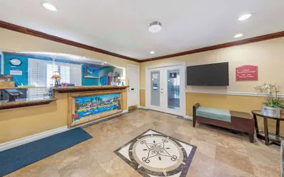 Photo 2 - Best Western Harbour Inn & Suites Huntington - Sunset Beach