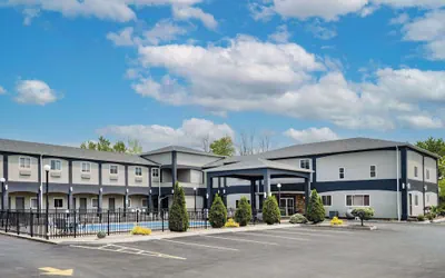 Photo 2 - Days Inn & Suites by Wyndham Niagara Falls/Buffalo
