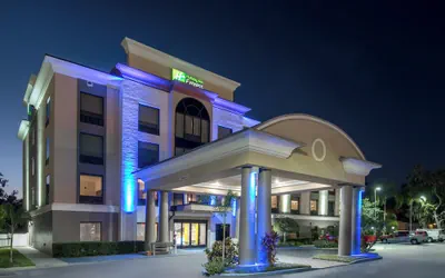 Photo 2 - Holiday Inn Express Bartow by IHG