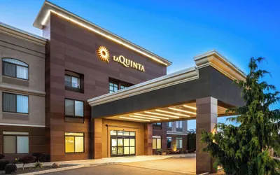 Photo 2 - La Quinta Inn & Suites by Wyndham Kennewick