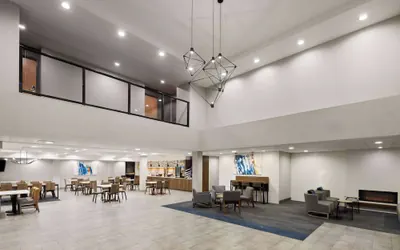 Photo 3 - La Quinta Inn & Suites by Wyndham Kennewick