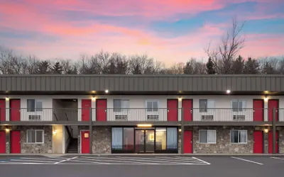 Photo 2 - Super 8 by Wyndham Hazleton